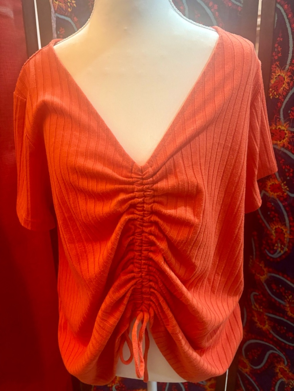 G by Giuliana Nutmeg Ribbed V-Neck Ruched Front Tee - Picture 2 of 5
